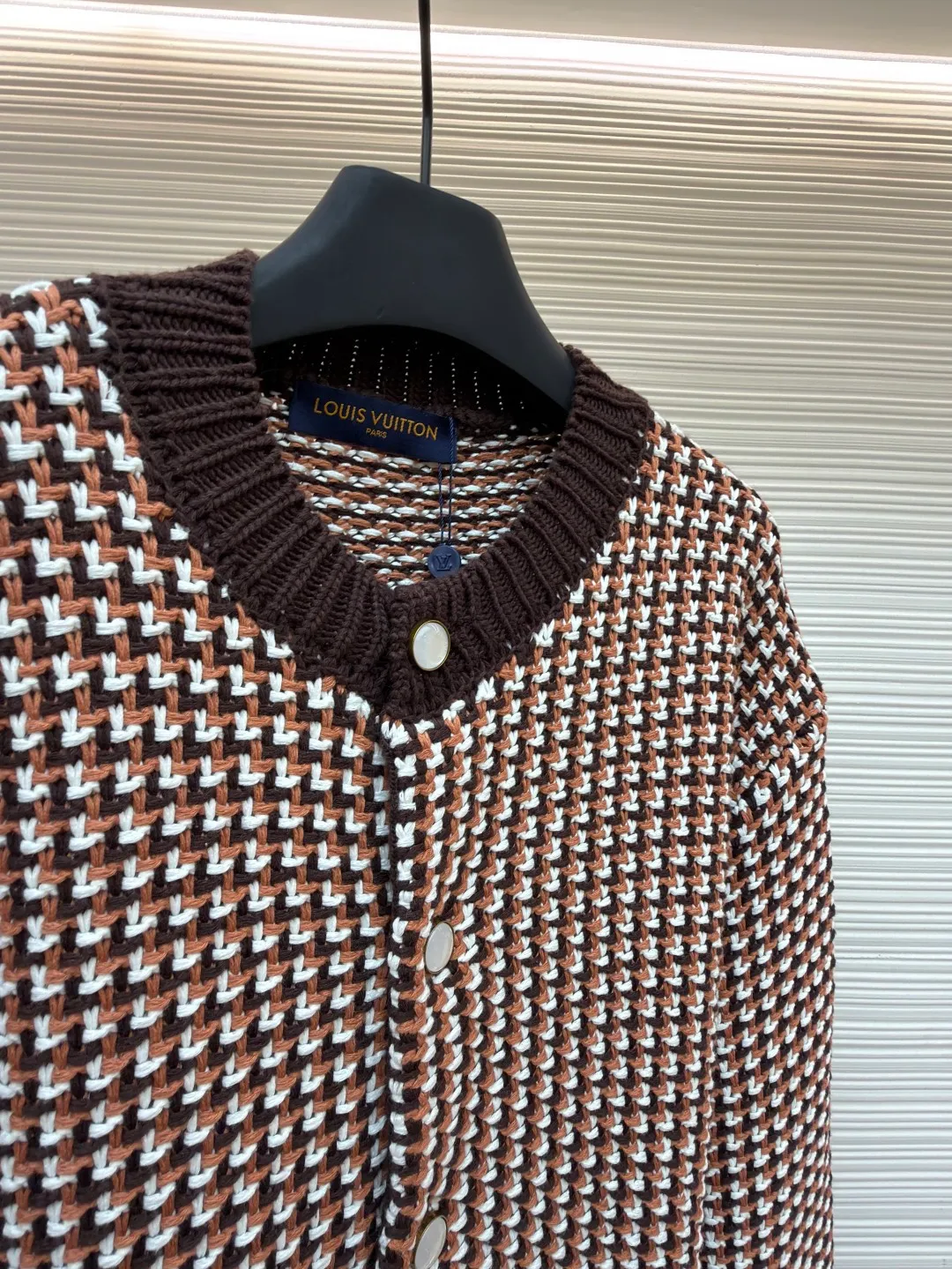 LOUIS VUITTON Thick needle houndstooth color block jacquard pearl button knitted cardigan ●Item number: 1682237-B95 ●Material: wool blended fabric ●Technology: knitted jacquard production ●Color: pattern ●Version: fitted version ●Weight: about 1220 grams ●Size: S-M-L-XL ●Description: This houndstooth knitted cardigan is woven with worsted wool blended yarn. It uses double-ply threading technology to make the yarn tighter. It uses yarn-dyed jacquard technology to create a classic houndstooth pattern. The pattern is clear and symmetrical, with natural color transitions and is not easy to fade. The body of the garment uses a four-knit knitting process. The fabric has high density, good elasticity, and good warmth retention and anti-pilling properties. The neckline, cuffs and hem are designed with ribbed edges and are made of high-elastic spandex blended ribs, which will not easily loosen and deform after long-term wear. The placket is equipped with matte mother-of-pearl buttons, which are hand-polished and polished for a warm texture. The overall design adopts three-dimensional tailoring, and the stitching between the shoulders and body uses embedded clip technology. The stitching is smooth and has no bulges. The spacing of each stitch is precisely controlled, and the exquisite knitting craftsmanship and ingenuity are displayed in every detail. The overall wiring is straight and delicate, the fabric is comfortable and soft, and the color is consistent without color difference. It can be matched with the same style to create a fashionable look and control various occasions. Customized accessories, complete with three standards, same style for men and women!